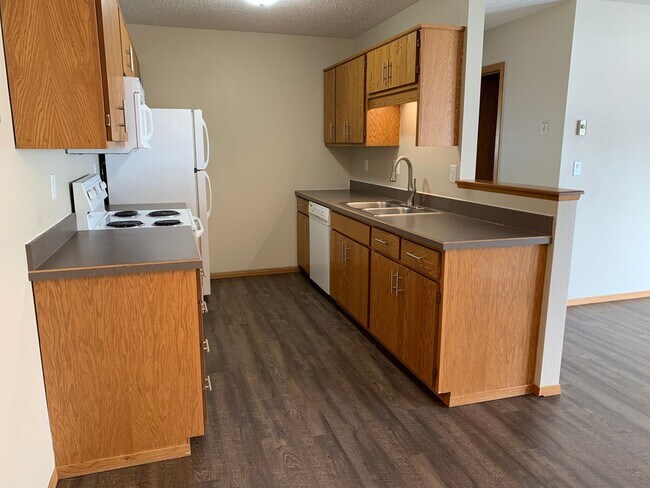 Building Photo - 4 Bed, 2 Bath Twinhome in South Fargo!