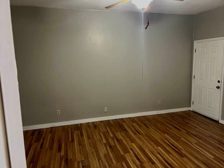 Building Photo - 610 Collins Dr