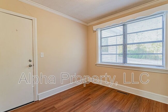 Building Photo - 496 Langley Rd