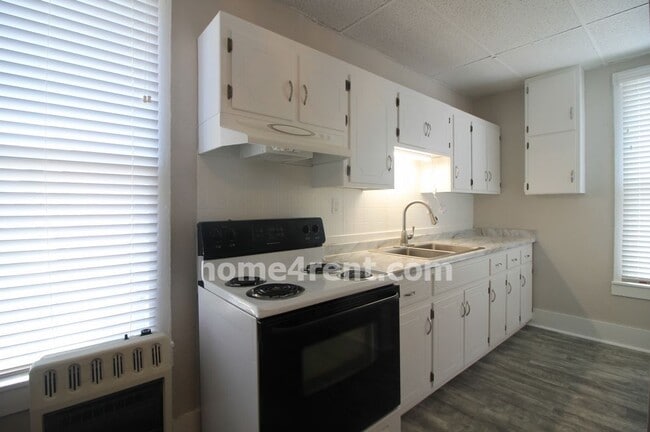 Building Photo - Updated Strawberry Hill Bungalow So much new