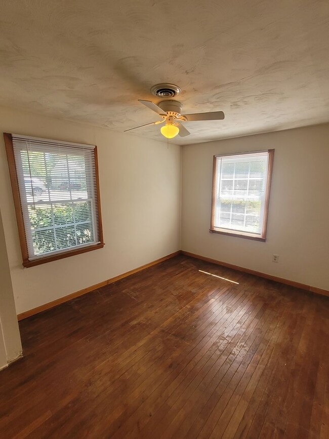 Building Photo - 2 Bedroom Home with large yard