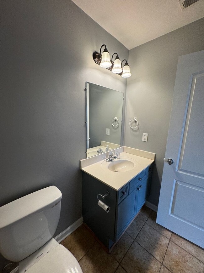 Building Photo - RARE 3-bedroom 2 bath single-family home offers the privacy of a house and a fully fenced in yard...