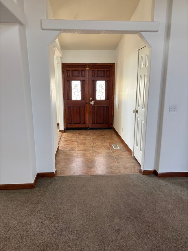 Building Photo - 4 Bedroom in Arboga! Available Now!