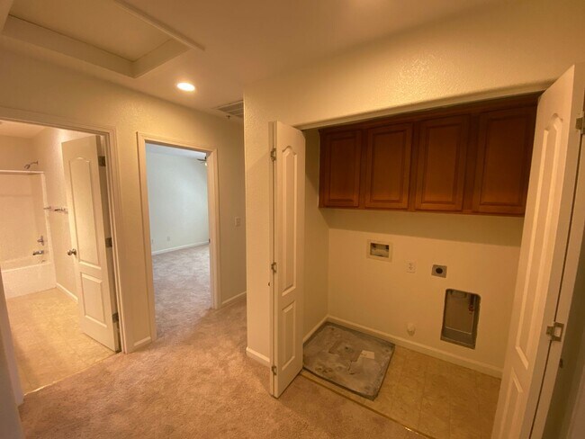 Building Photo - 3 Bed, 2½ Bath Two Story Condo in Natomas' Hampton Village