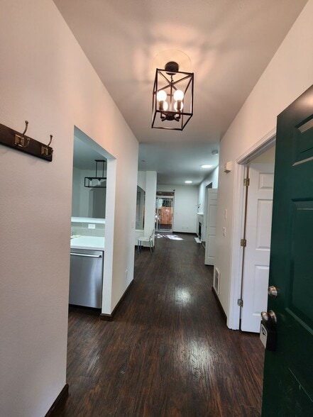 Building Photo - Renovated 3 Bedroom Condo