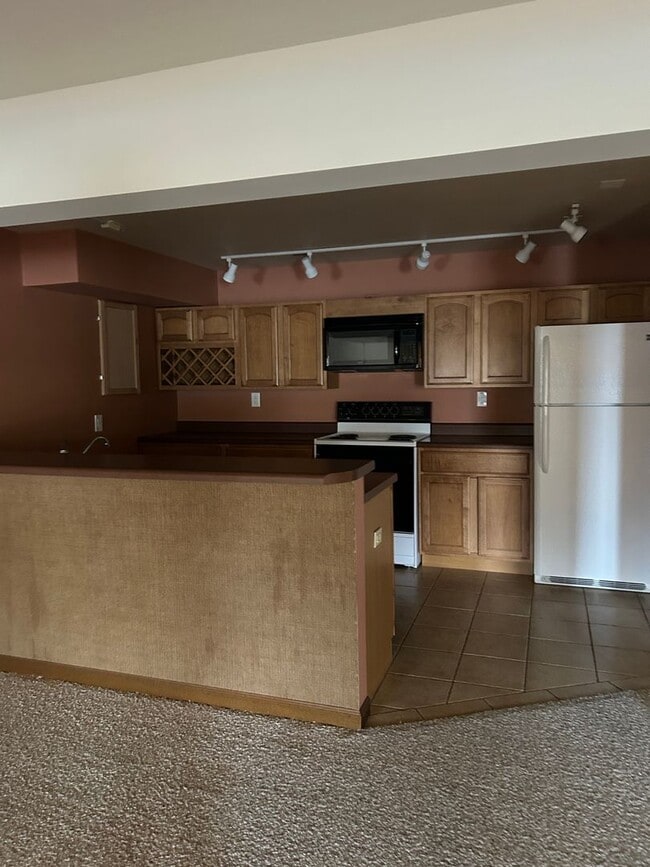 Building Photo - Beautiful Lake Home