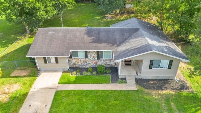 Building Photo - Located in the Heart of Hixson! 3 beds, 2 ...