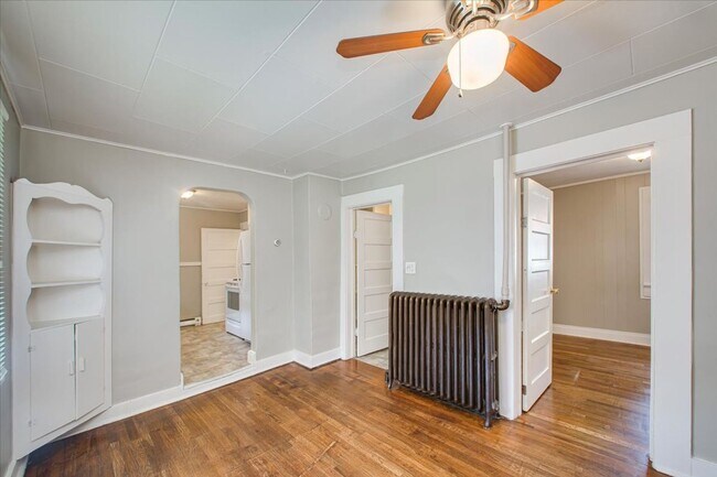 Building Photo - Adorable Guest Cottage in the North End!