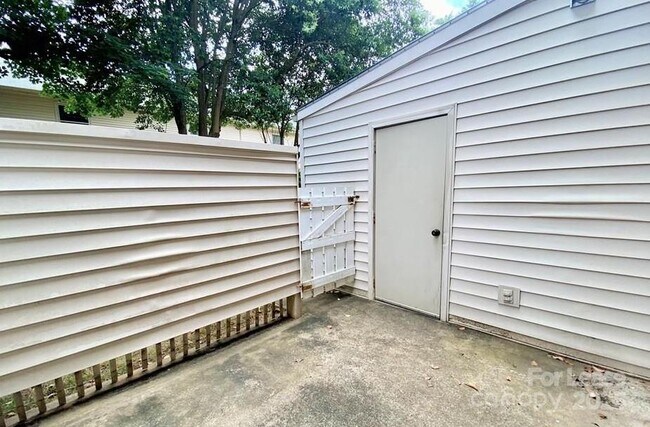 Building Photo - 3722 Park Rd