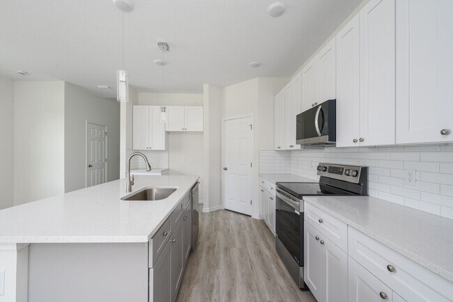 Building Photo - 4/3.5 with a loft in Longwood!