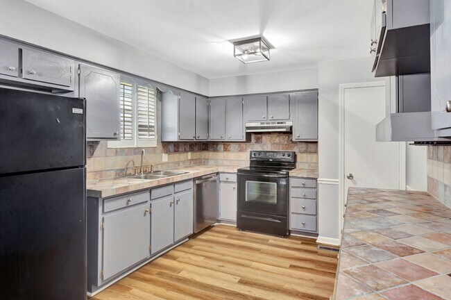 Building Photo - 3401 Shakertown Rd