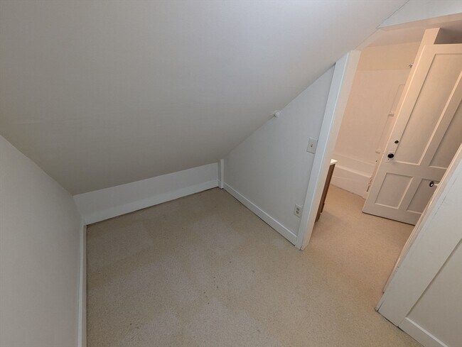 Building Photo - 112 King St