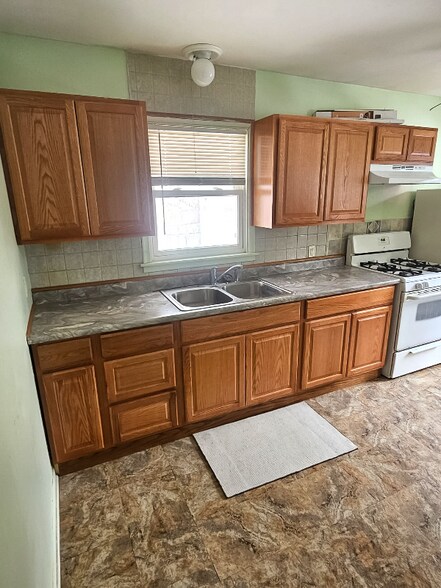 Building Photo - 2215 45th Ave NE