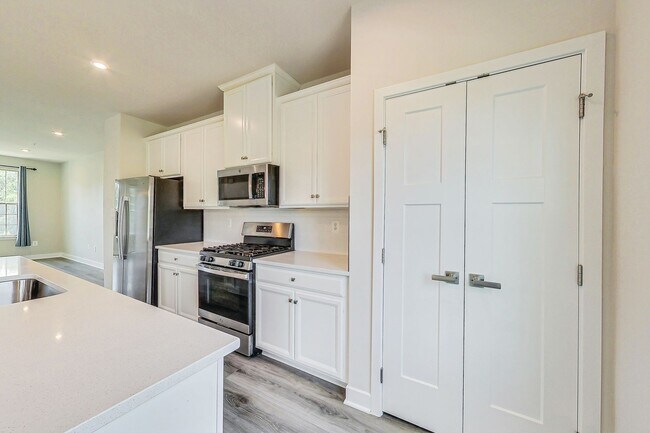 Building Photo - Meticulously Maintained 3 bedroom, 2.5 bat...