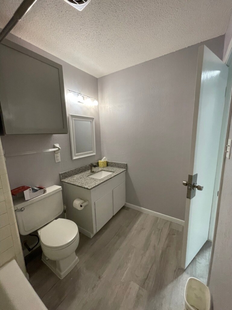 Hall Bath - 2718 19th Ave N