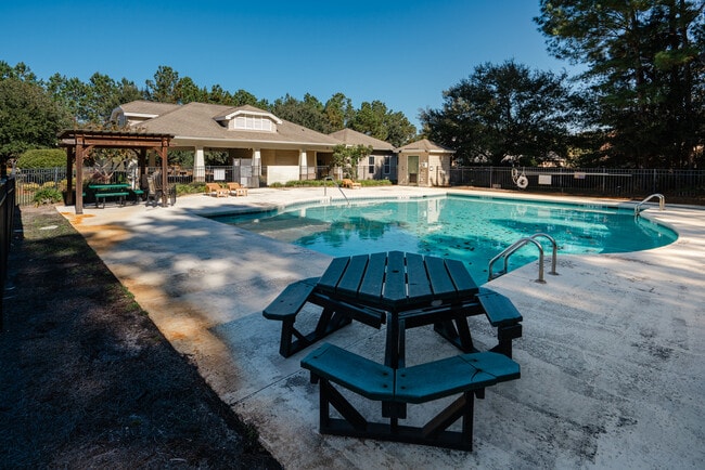 Building Photo - 600 Trellis Square