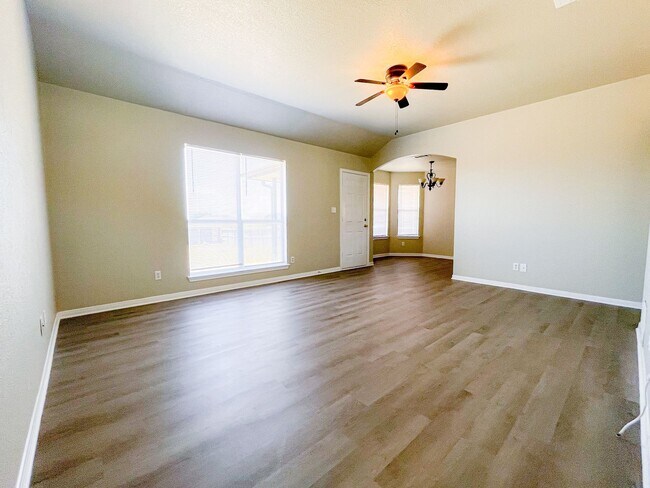 Building Photo - 3307 Southhill Dr