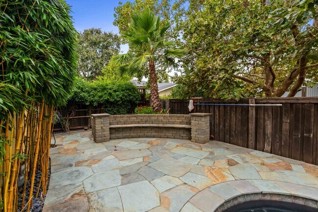 Building Photo - Spacious 3 Bedroom, 3 Bathroom Home with P...