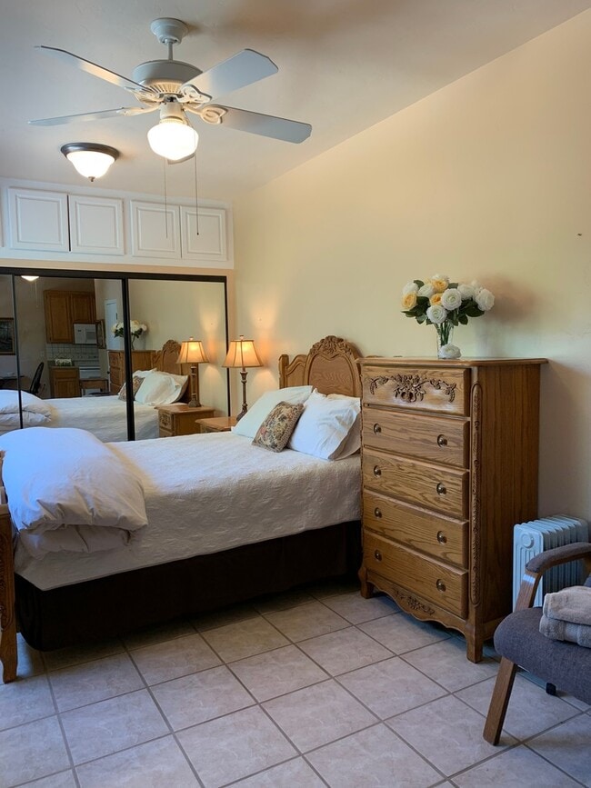 Building Photo - Studio