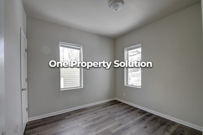 Building Photo - 437 Hovey St