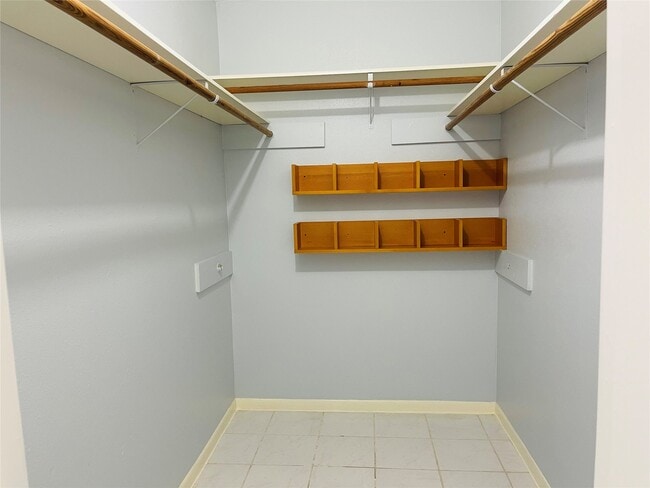 Building Photo - 6823 Songbrook Dr