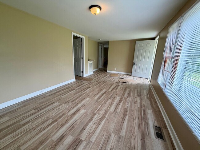 Building Photo - Knoxville 37914 - 3 bedroom, 2 bath home - Contact Tara Hayes (865) 242-8010