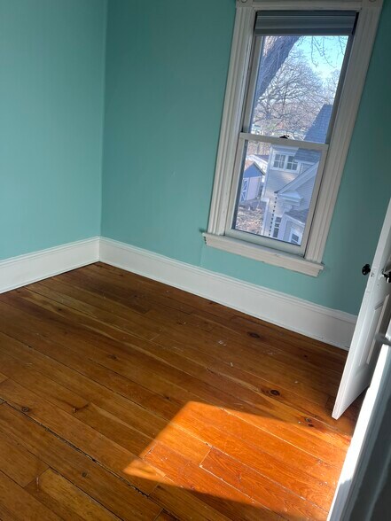 Building Photo - 114 Bedford St SE