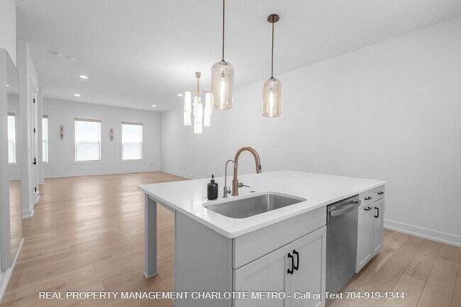 Building Photo - 1609 Parkwood Ave