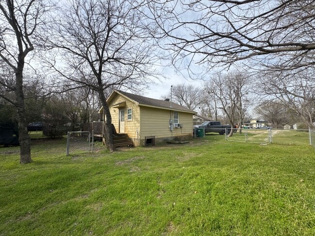 Building Photo - Updated 1 Bed 1 Bath Home - CLOSE TO DENTO...