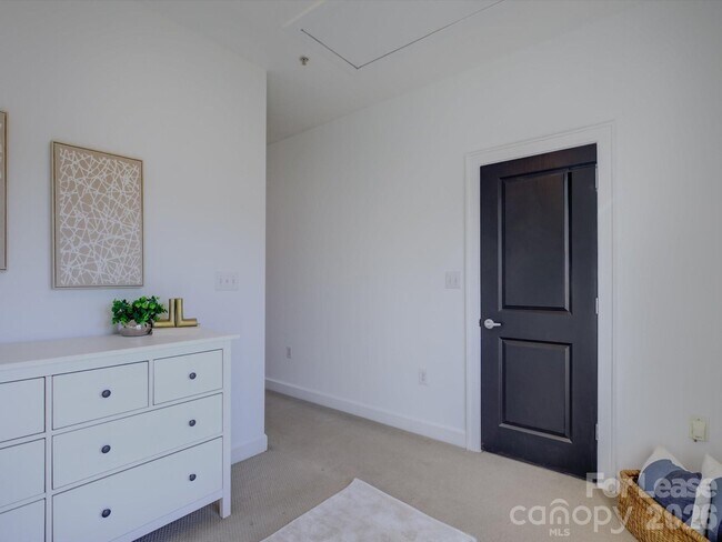 Building Photo - 636 Garden District Dr