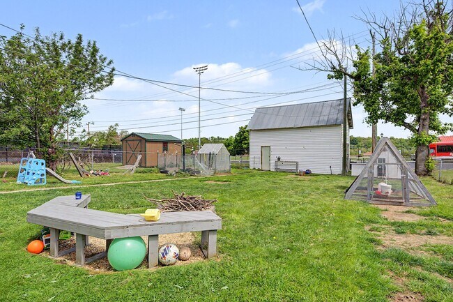 Building Photo - Spacious 5-Bedroom Home Near Radford University