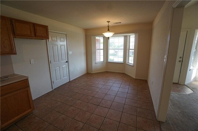 Building Photo - 3 Bedroom 2 Bath House, Total Electric, Tw...