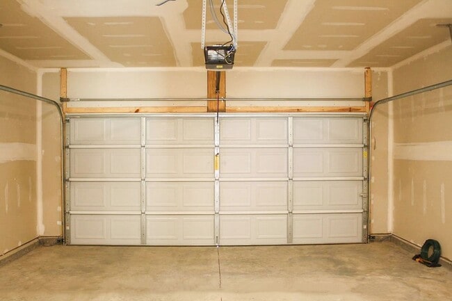 Building Photo - Spacious 4-Bedroom Home with Office and Patio in Oak Ridge