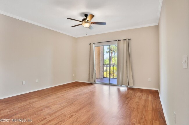 Building Photo - Condo Close to the Beach