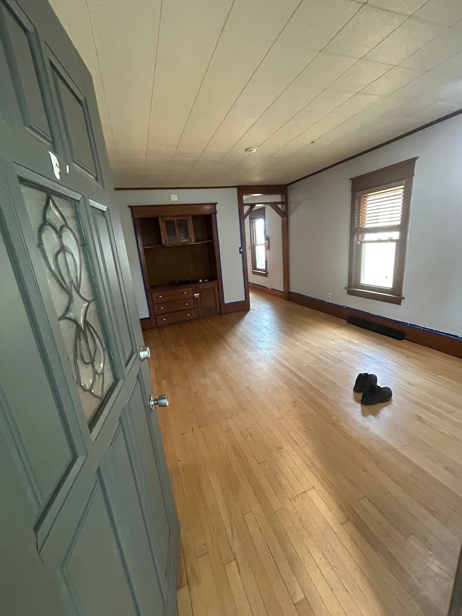 Front entrance/living room - 6642 W Stevenson St