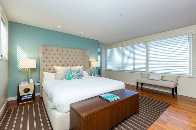 Building Photo - Luxurious Sausalito Breathtaking View Masterpiece! 4BR/3.5BA Home + 1BR/1BA Guest House! Parking!...