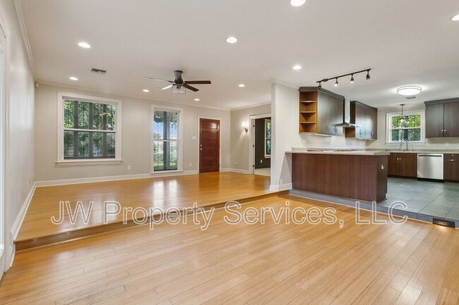 Building Photo - 5427 Charlotte Dr