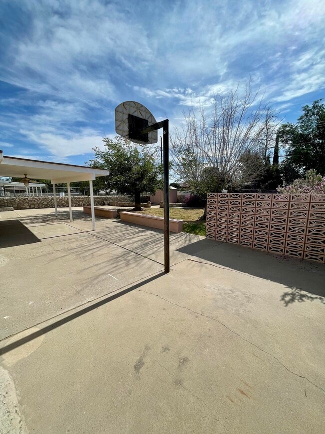 Building Photo - 2712 Hawick Rd