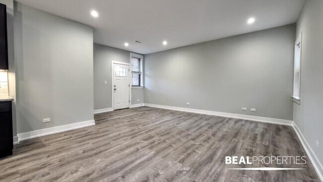 Building Photo - 3 bedroom in EVANSTON IL 60202