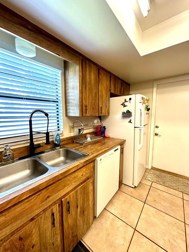 Building Photo - Perfect 3 bed 2 bath with huge fenced back...