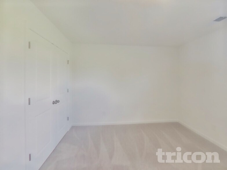 Building Photo - 1940 Logan Ln