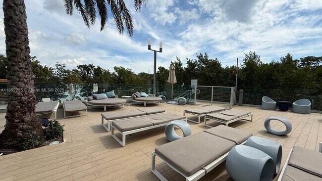 Building Photo - 16385 Biscayne Blvd