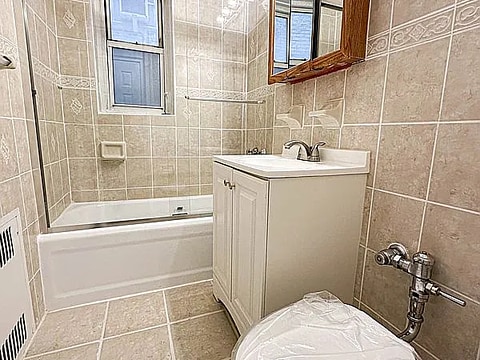 Building Photo - 111-14 76th Ave