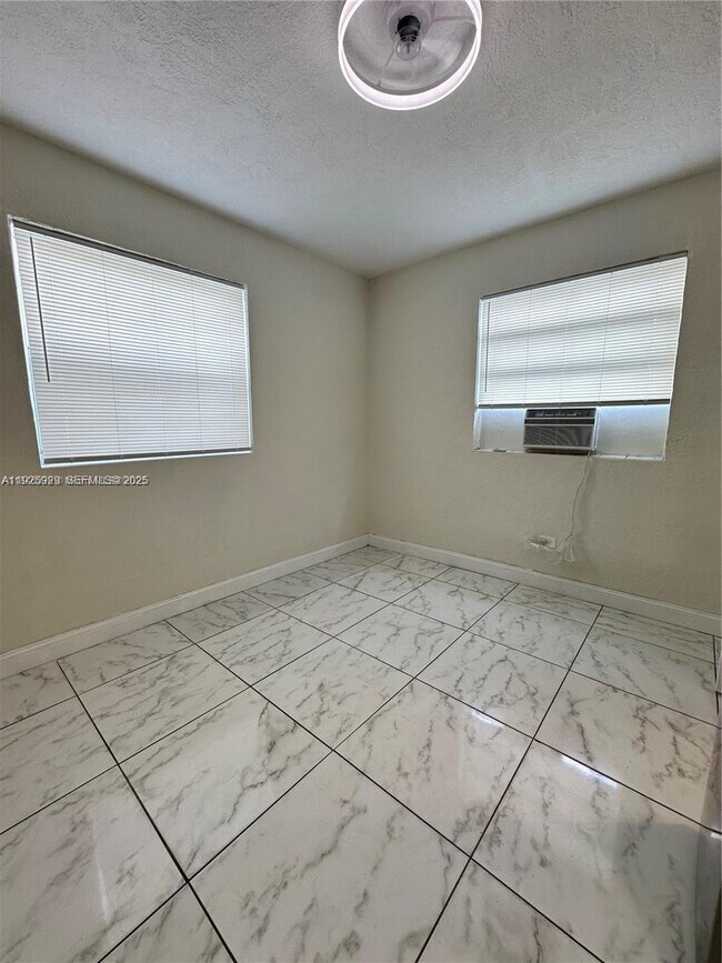 Building Photo - 912 NW 9th Ave