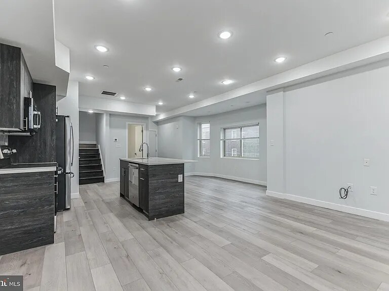 Building Photo - 2301 N 6th St