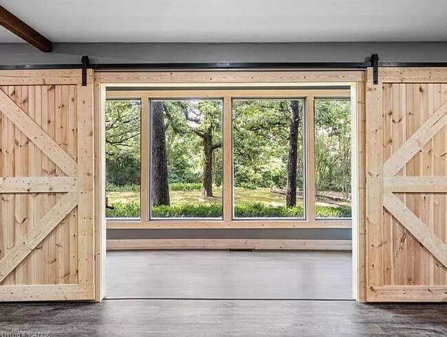 Building Photo - 4 bedroom house, Van Buren