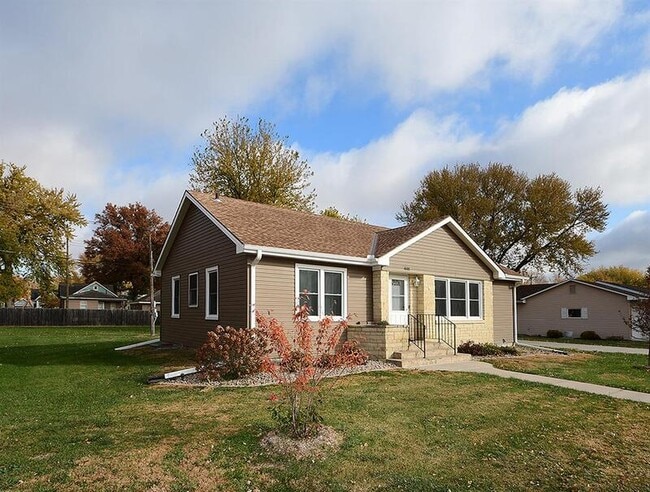 Building Photo - 405 E 5th St