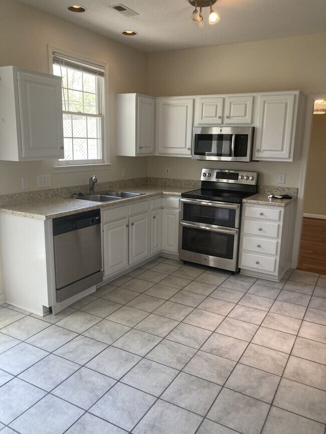 Building Photo - Large 3 bedroom in Jamestown subdivision!!