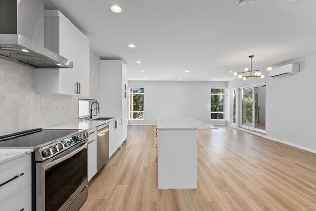 Building Photo - Newly Built Air-Conditioned Luxury Townhome in Highly Desired Admiral