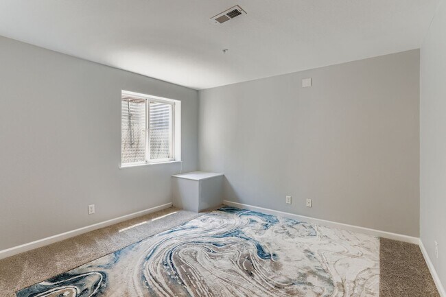 Building Photo - Check out this 2 bed 3 1/2 bath NOW!